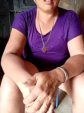 Snapshot of NyloveSquirt chatting on June 27, 8:41 am NyloveSquirt online show from June 27, 8:41 am