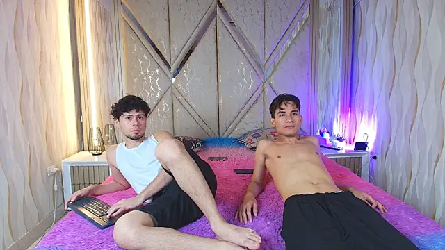 Snapshot of Twinfire_zeus chatting on July 6, 12:18 am Twinfire zeus online show from July 6, 12:18 am