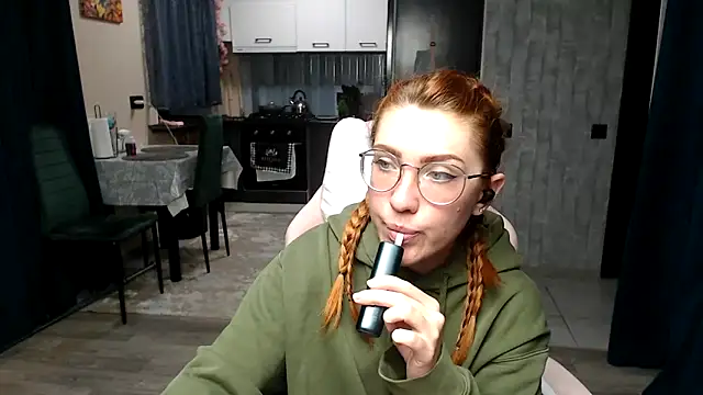 Snapshot of Reginasmilee chatting on April 22, 2:36 am Reginasmilee online show from April 22, 2:36 am