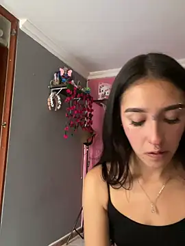 Snapshot of NickiCute_ chatting on July 16, 9:32 pm NickiCute online show from July 16, 9:32 pm