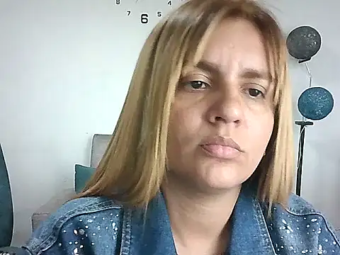 Snapshot of Asly- chatting on July 16, 12:05 am Asly- online show from July 16, 12:05 am