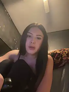 Snapshot of Yocelinluvv chatting on June 27, 5:23 am Yocelinluvv online show from June 27, 5:23 am