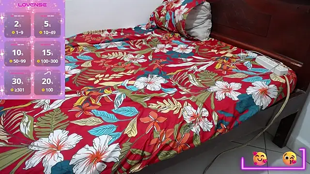 Snapshot of katiuska_love chatting on June 30, 5:08 am katiuska love online show from June 30, 5:08 am