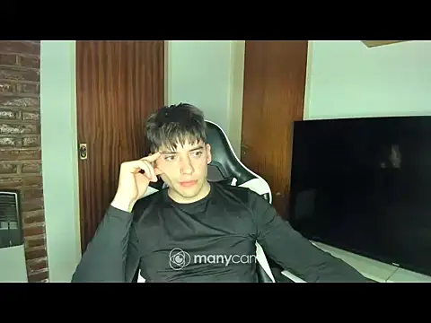 Snapshot of alexxxein chatting on August 1, 12:43 am alexxxein online show from August 1, 12:43 am