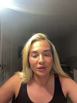 Snapshot of MarnieMilfxox chatting on July 7, 8:57 pm MarnieMilfxox online show from July 7, 8:57 pm