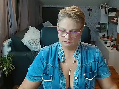 Snapshot of NewHellen4you chatting on July 3, 8:04 pm NewHellen4you online show from July 3, 8:04 pm