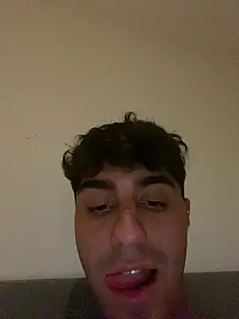 Snapshot of alessio2026xx chatting on July 5, 11:12 pm alessio2026xx online show from July 5, 11:12 pm