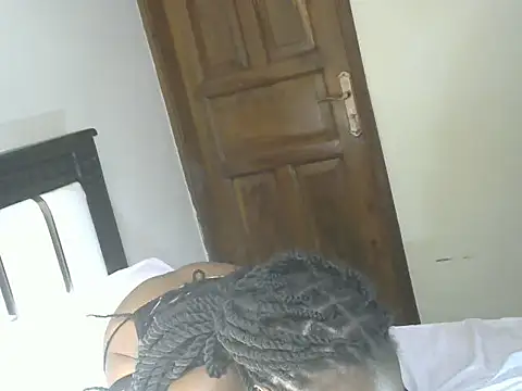 Snapshot of thickpetite chatting on July 6, 7:05 am thickpetite online show from July 6, 7:05 am