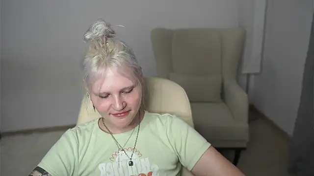 Snapshot of EstherFilteau chatting on July 3, 11:49 am EstherFilteau online show from July 3, 11:49 am