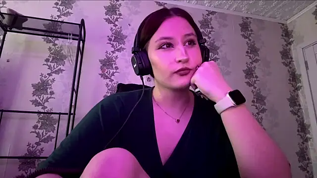 Snapshot of SuzanMoote chatting on July 6, 11:29 am SuzanMoote online show from July 6, 11:29 am