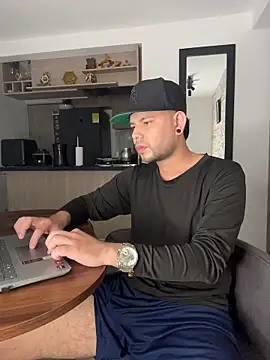Snapshot of JuanY_David chatting on July 16, 10:27 pm JuanY David online show from July 16, 10:27 pm