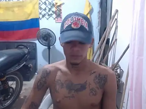 Snapshot of MASTER420TATTO chatting on July 10, 6:28 am MASTER420TATTO online show from July 10, 6:28 am