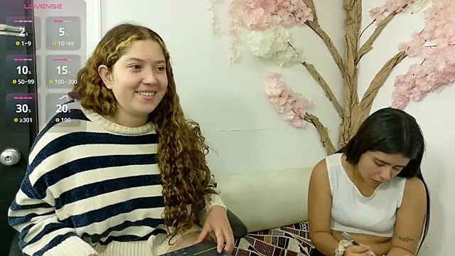 Snapshot of Emilyblosom-y-MiaRose chatting on July 14, 5:51 pm Emilyblosom-y-MiaRose online show from July 14, 5:51 pm