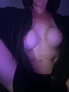 Snapshot of Daimond_Skinny_blond chatting on July 13, 1:52 am Daimond Skinny blond online show from July 13, 1:52 am