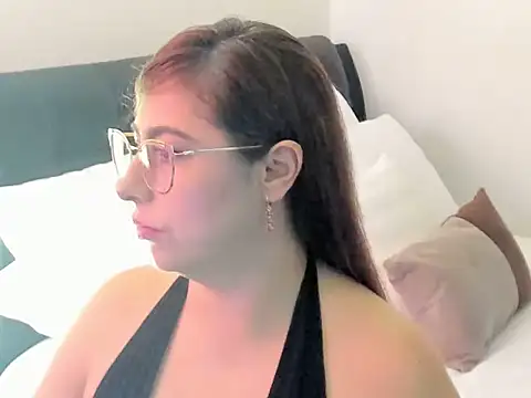 Snapshot of Emili_luxe chatting on July 15, 7:19 pm Emili luxe online show from July 15, 7:19 pm