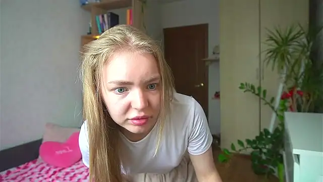 Snapshot of Emilyemmi chatting on July 18, 7:34 am Emilyemmi online show from July 18, 7:34 am