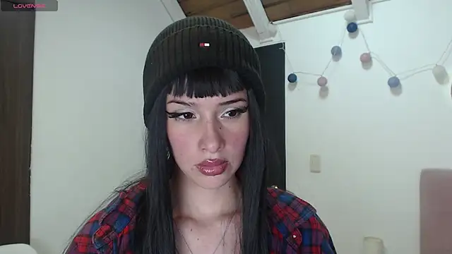 Snapshot of madeleine_evans chatting on July 23, 8:18 pm madeleine evans online show from July 23, 8:18 pm