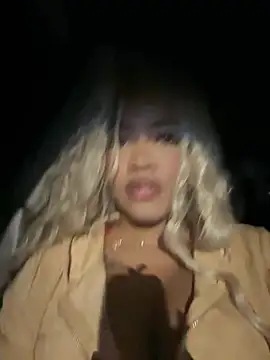 Snapshot of riri_brunnete chatting on June 26, 4:28 am riri brunnete online show from June 26, 4:28 am