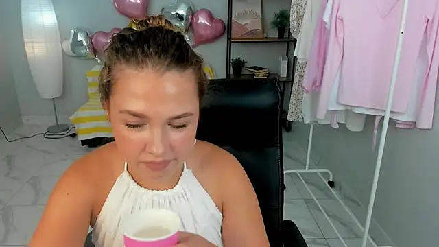 Snapshot of RoseJones chatting on July 27, 1:18 pm RoseJones online show from July 27, 1:18 pm