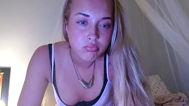 Snapshot of rozzygrace chatting on July 24, 2:42 am rozzygrace online show from July 24, 2:42 am