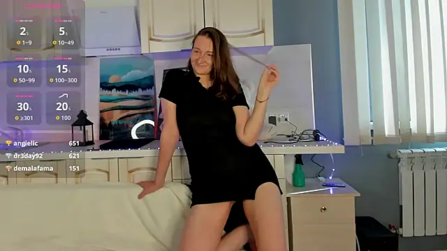 Snapshot of May_Estelle chatting on July 27, 9:27 am May Estelle online show from July 27, 9:27 am