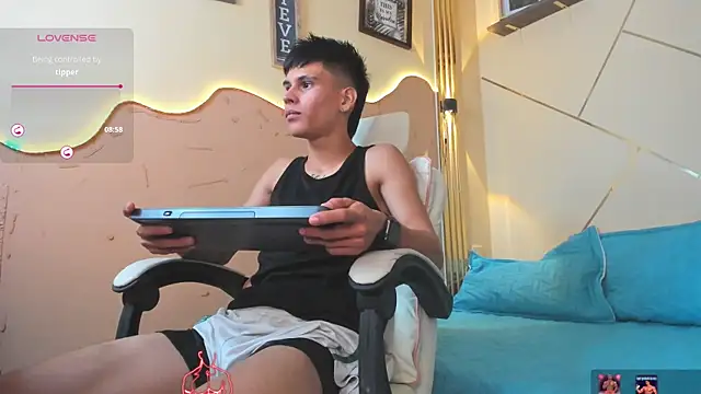 Snapshot of Thiiago_xxx chatting on July 25, 2:14 pm Thiiago xxx online show from July 25, 2:14 pm
