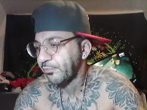 Snapshot of MagicStickBoy chatting on May 12, 6:32 am MagicStickBoy online show from May 12, 6:32 am