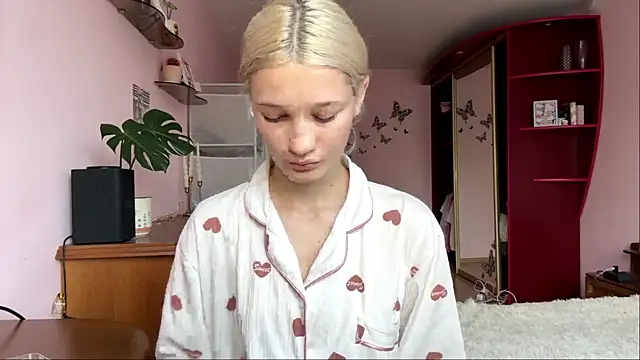 Snapshot of RoxyKindlimann chatting on July 27, 1:07 pm RoxyKindlimann online show from July 27, 1:07 pm