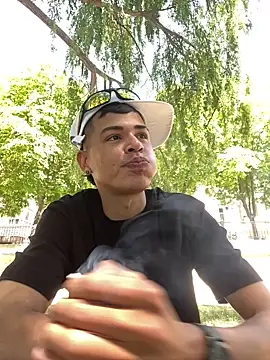 Snapshot of hamzel23 chatting on July 27, 12:01 pm hamzel23 online show from July 27, 12:01 pm