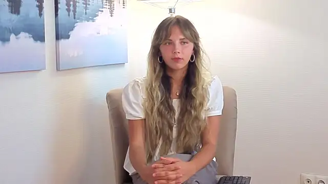 Snapshot of KareyLamendola chatting on July 29, 9:40 am KareyLamendola online show from July 29, 9:40 am