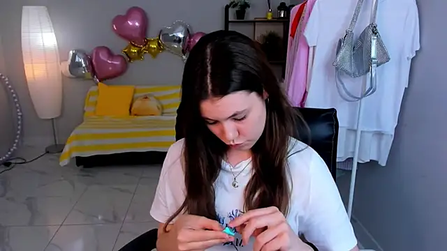 Snapshot of Luisa_Bridge chatting on August 6, 10:28 am Luisa Bridge online show from August 6, 10:28 am