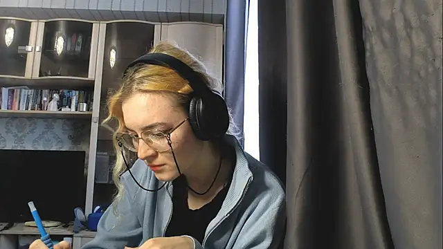 Snapshot of Adelinetre chatting on July 30, 3:55 pm Adelinetre online show from July 30, 3:55 pm