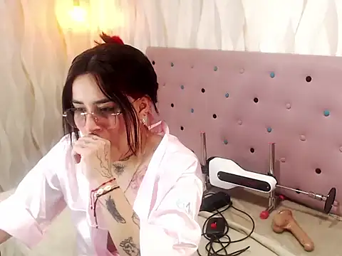 Snapshot of NixieXlove chatting on August 5, 2:20 pm NixieXlove online show from August 5, 2:20 pm