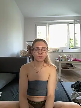 Snapshot of Amelie_wild chatting on August 2, 3:54 pm Amelie wild online show from August 2, 3:54 pm