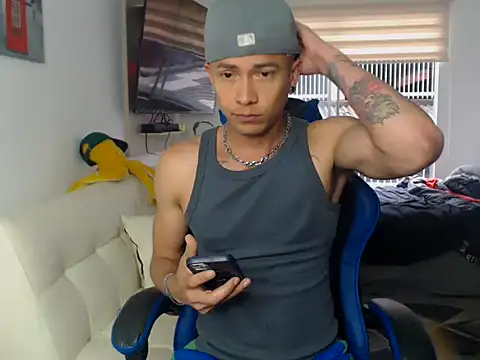 Snapshot of dilan18xxx chatting on August 2, 9:35 pm dilan18xxx online show from August 2, 9:35 pm