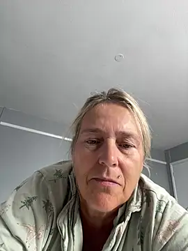 Snapshot of Blondnboujee53 chatting on August 5, 10:29 am Blondnboujee53 online show from August 5, 10:29 am