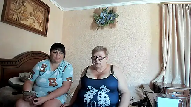 Snapshot of SweetLenaandNatalia chatting on August 5, 6:38 am SweetLenaandNatalia online show from August 5, 6:38 am