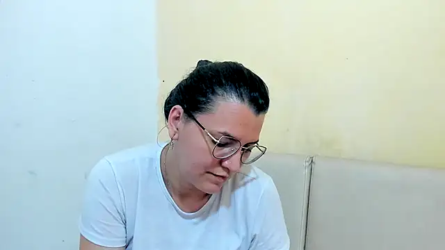 MARILYN GARCIA online show from April 29, 5:30 pm