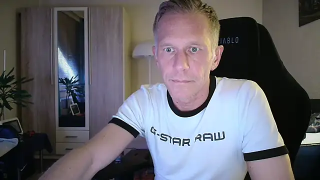 Snapshot of slaveboy2016@xh chatting on June 9, 9:15 pm slaveboy2016xh online show from June 9, 9:15 pm
