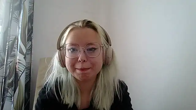 Snapshot of MaddieTeen chatting on August 9, 9:25 am MaddieTeen online show from August 9, 9:25 am