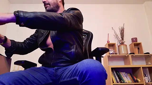 ChrisKox online show from April 11, 7:51 pm