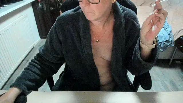 minoesje37 online show from November 3, 8:43 pm