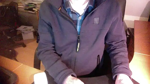 Snapshot of outlaw200 chatting on December 6, 7:34 pm outlaw200 online show from December 6, 7:34 pm