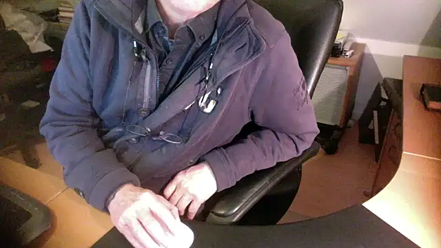 Snapshot of outlaw200 chatting on December 13, 3:43 pm outlaw200 online show from December 13, 3:43 pm