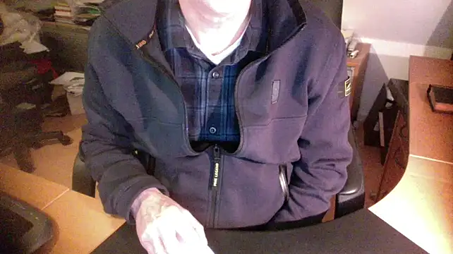 Snapshot of outlaw200 chatting on December 16, 7:32 pm outlaw200 online show from December 16, 7:32 pm