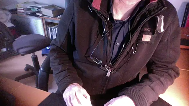 Snapshot of outlaw200 chatting on December 19, 11:39 am outlaw200 online show from December 19, 11:39 am