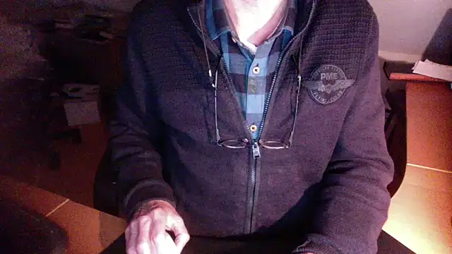 Snapshot of outlaw200 chatting on December 29, 3:57 pm outlaw200 online show from December 29, 3:57 pm