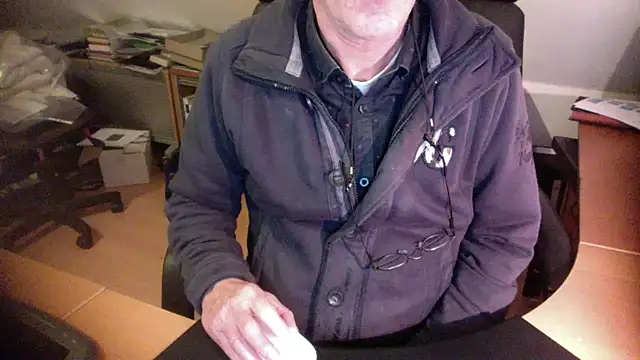 Snapshot of outlaw200 chatting on January 3, 7:39 pm outlaw200 online show from January 3, 7:39 pm