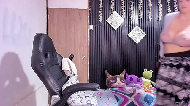 lalanaughty online show from April 4, 9:40 am