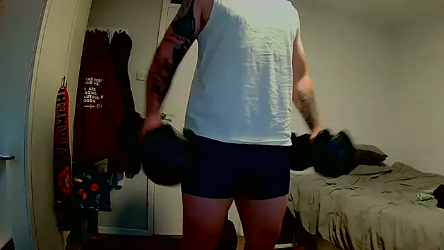 Snapshot of Tilerdadbod chatting on July 18, 8:01 pm Tilerdadbod online show from July 18, 8:01 pm